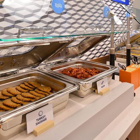 Holiday Inn Express Pembroke By Ihg Bagian luar foto