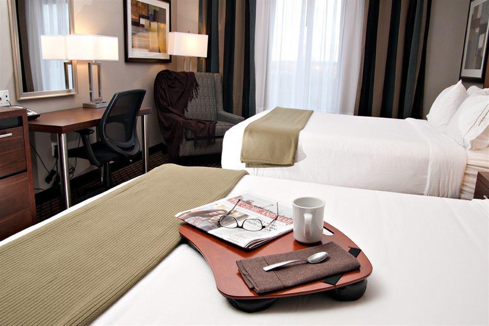 Holiday Inn Express Pembroke By Ihg Bagian luar foto