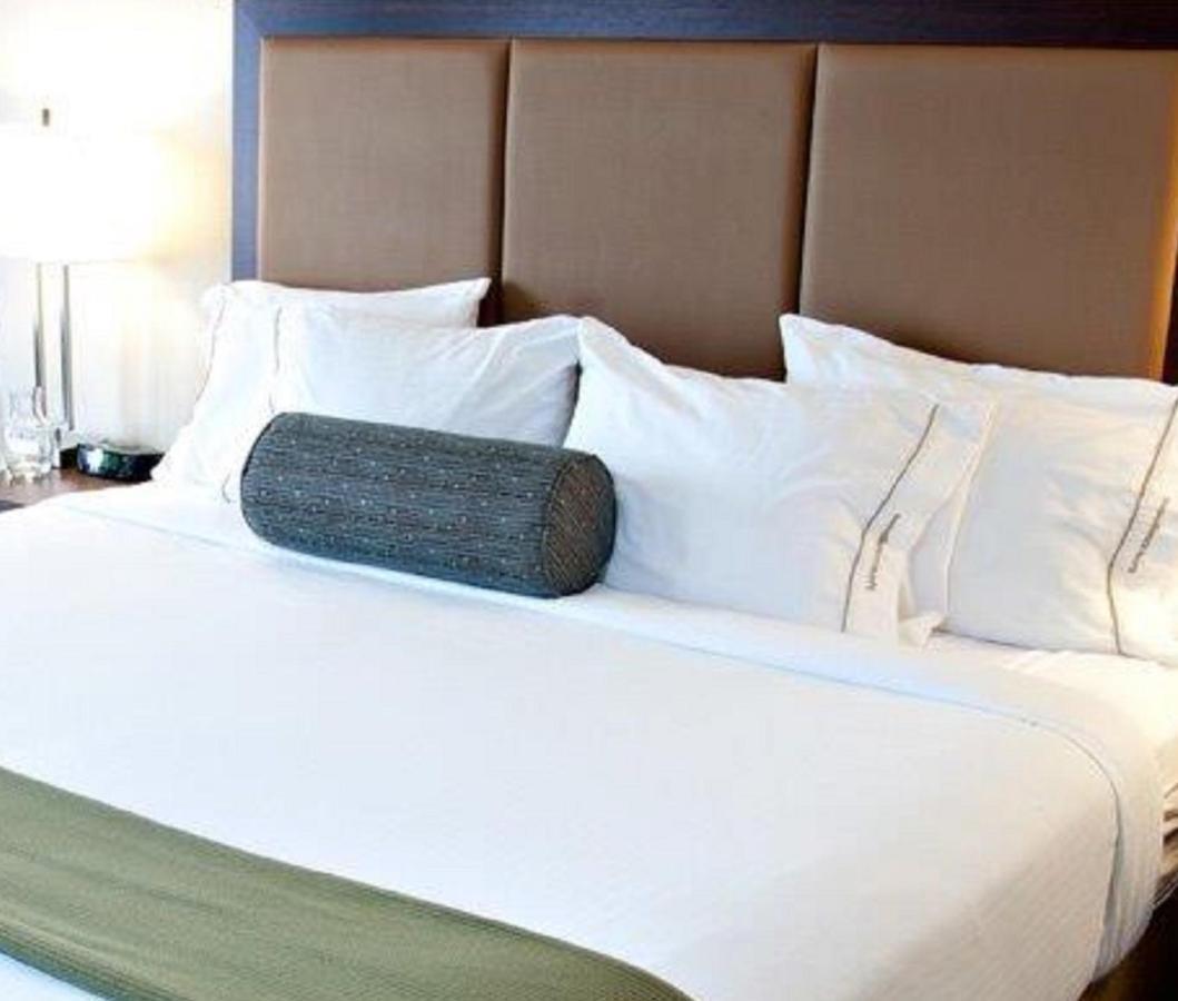 Holiday Inn Express Pembroke By Ihg Bagian luar foto