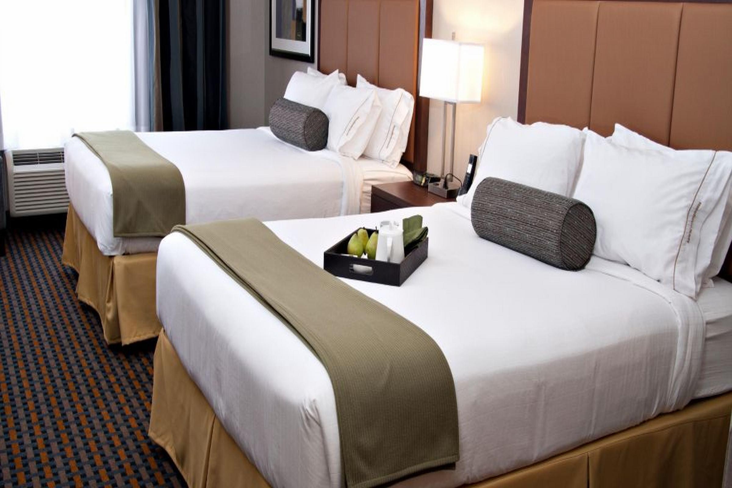 Holiday Inn Express Pembroke By Ihg Bagian luar foto