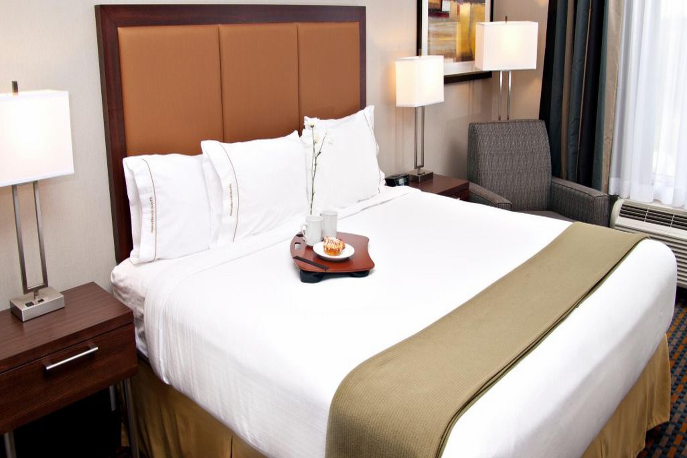 Holiday Inn Express Pembroke By Ihg Bagian luar foto