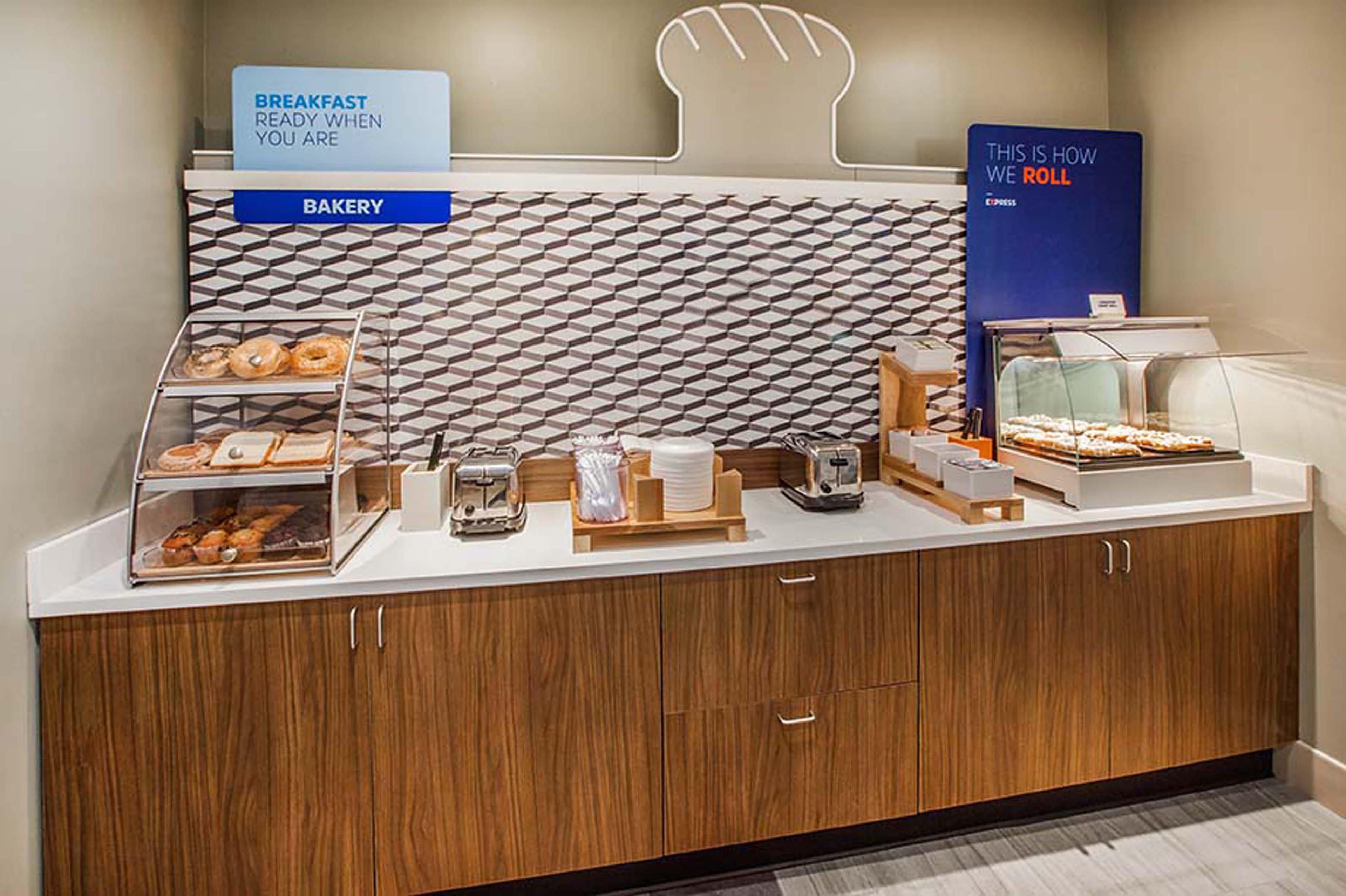 Holiday Inn Express Pembroke By Ihg Bagian luar foto