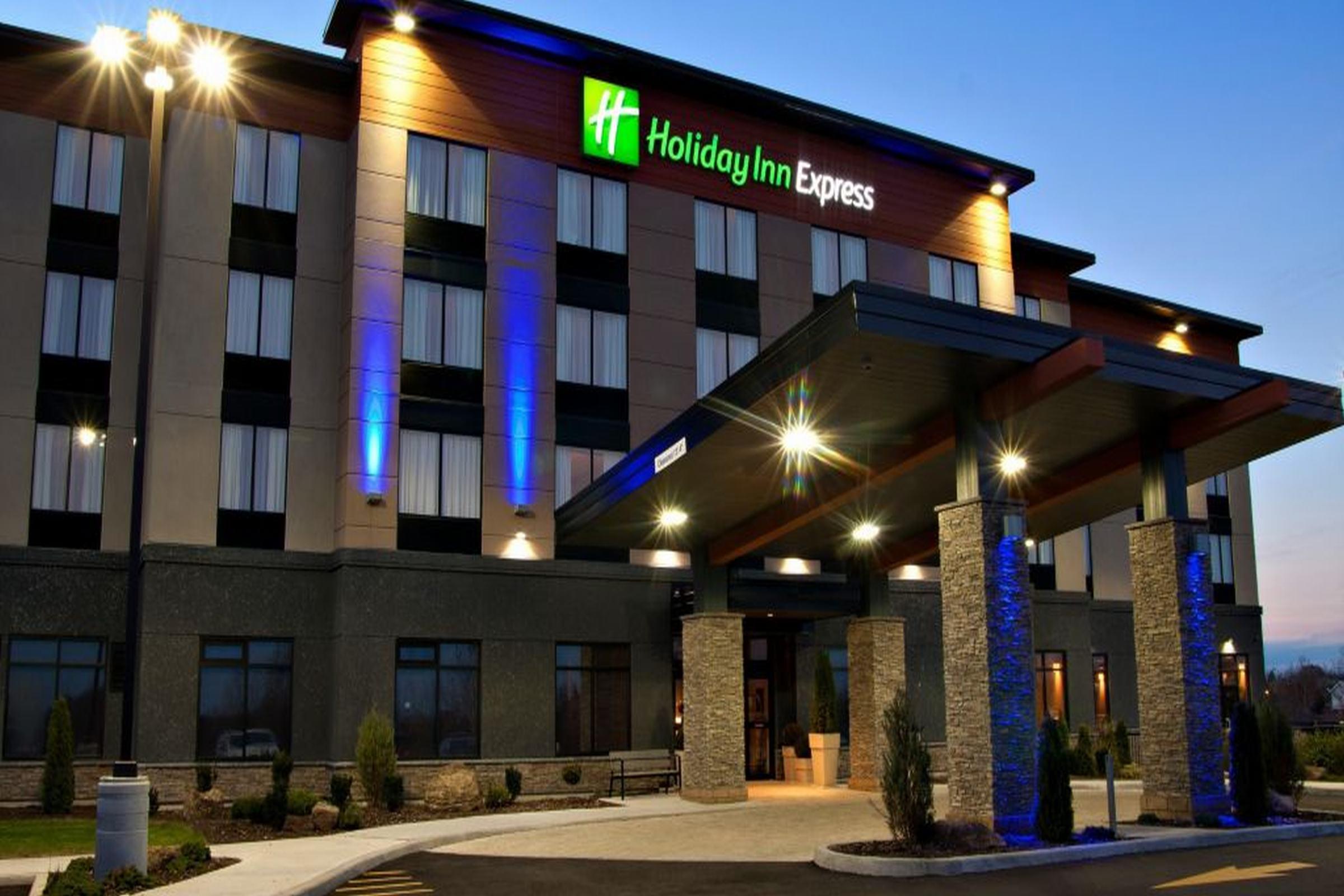 Holiday Inn Express Pembroke By Ihg Bagian luar foto